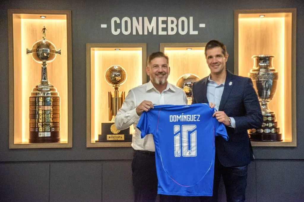 Alejandro Domínguez y Michael Clark. (Foto: Prensa U de Chile).