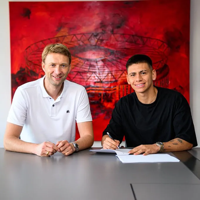 El Diablito firmó este jueves su contrato con el equipo alemán.