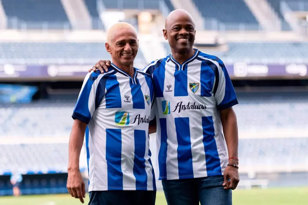 Darío Silva y Dely Valdés, legendaria dupla ofensiva de Málaga, se reencontraron este año para presentar la nueva camiseta del equipo español. (Foto: Málaga).