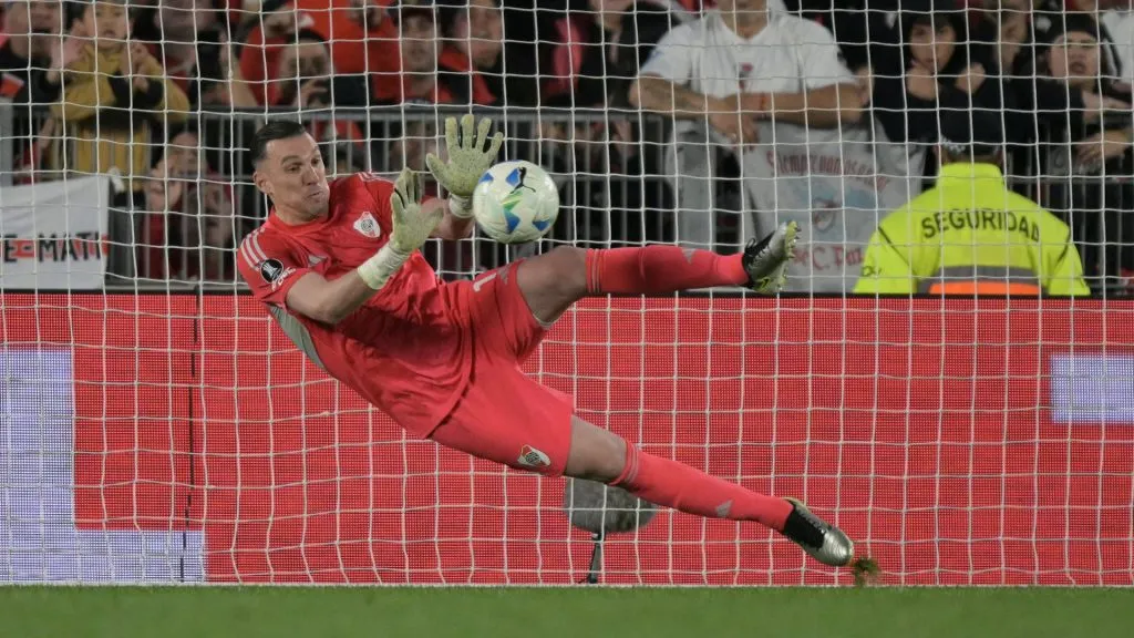 Franco Armani contuvo el último penal en la serie entre River y Libertad por los octavos de final de la Copa Libertadores. (Foto: @Libertadores)