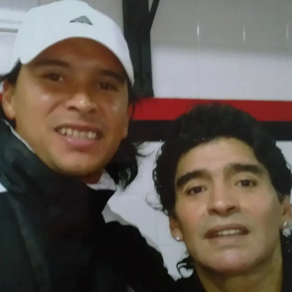 Su foto con Diego, en el amistoso que jugó en 2008. Foto Archivo.