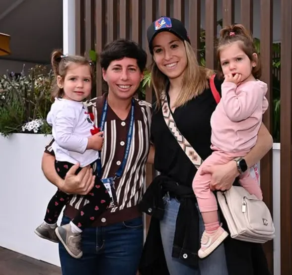 Carla Suárez Navarro y Olga García junto a sus hijas. (Foto: @carlasuareznava).