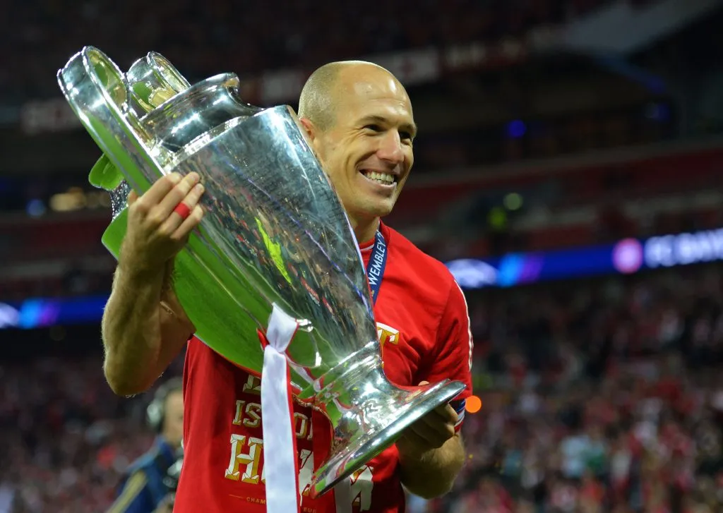 Arjen Robben, extremo derecho neerlandés con el trofeo de la UEFA Champions League, luego de la victoria de Bayern Múnich a Borussia Dortmund en 2013. (Getty Images)