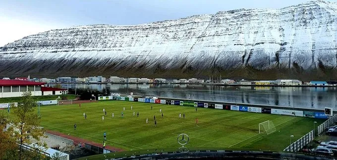 Así es jugar en el Torfnesvöllur, casa del Vestri. (X)