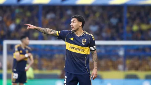Leandro Paredes con la cinta de capitán de Boca Juniors en La Bombonera.