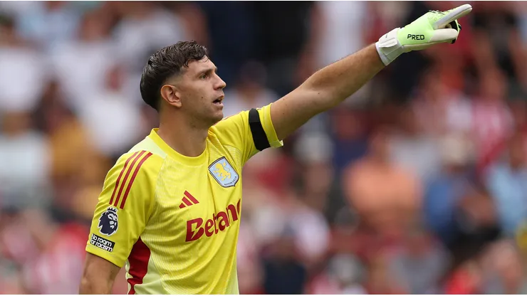 Dibu Martínez volvió a ser titular con Aston Villa.