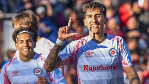 Argentinos goleó a Racing en La Paternal.