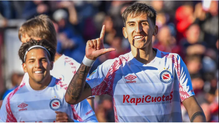Argentinos goleó a Racing en La Paternal.