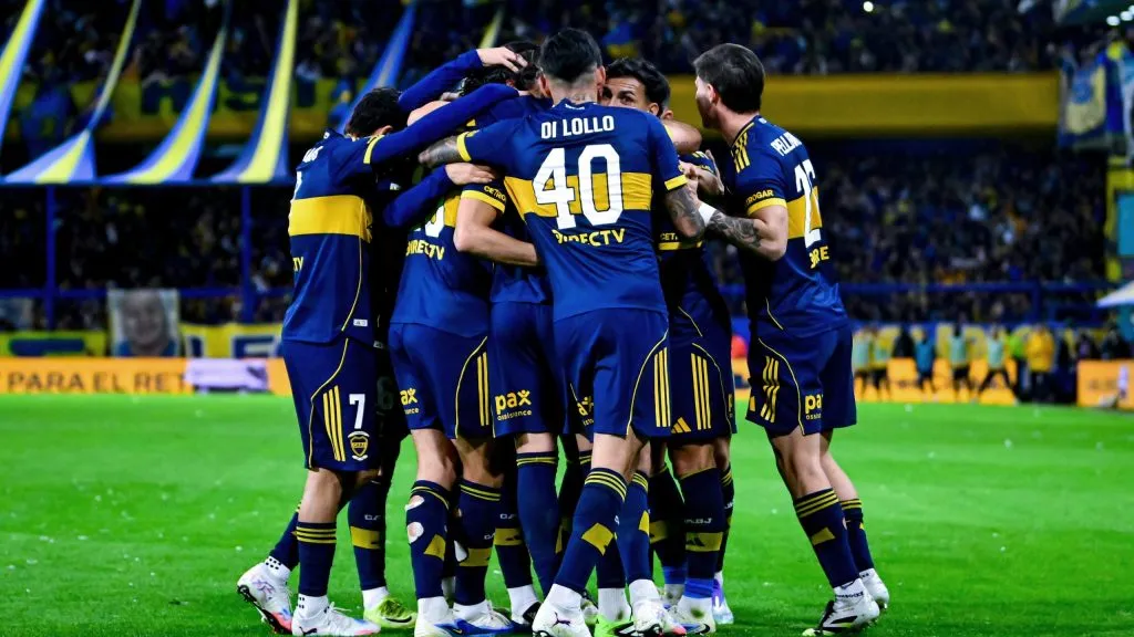 Los jugadores de Boca celebran el gol de Cavani ante Banfield.