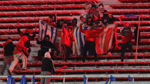 Los violentos de Independiente tras robar una bandera de la U de Chile