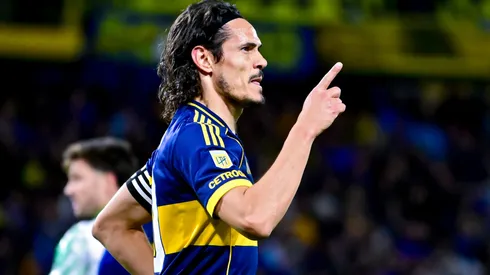 Edinson Cavani festeja su gol ante Banfield.