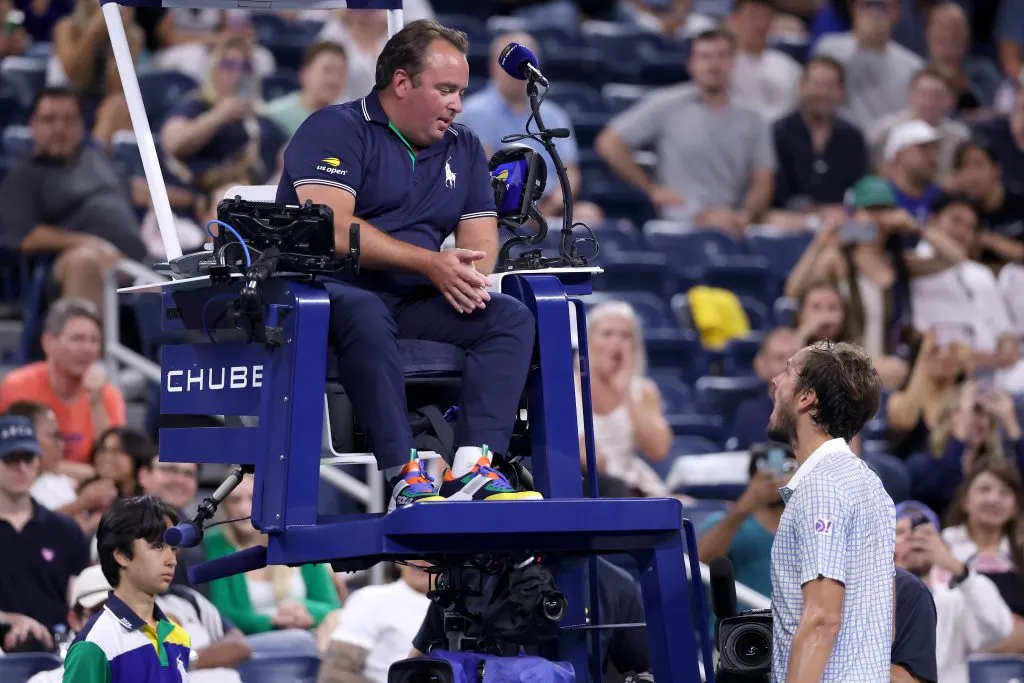 Medvedev discute con Greg Allensworth, el umpire en su partido ante Bonzi. (Foto:  Getty).