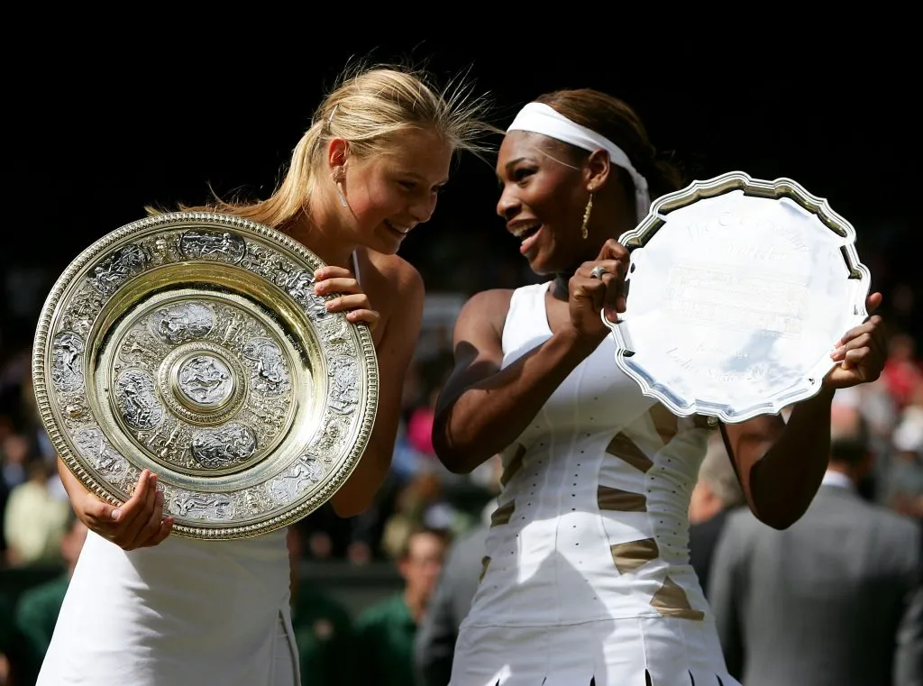 María Sharapova y Serena Williams tras la final de Wimbledon 2024, el primer Grand Slam de la rusa. (Foto: Getty).