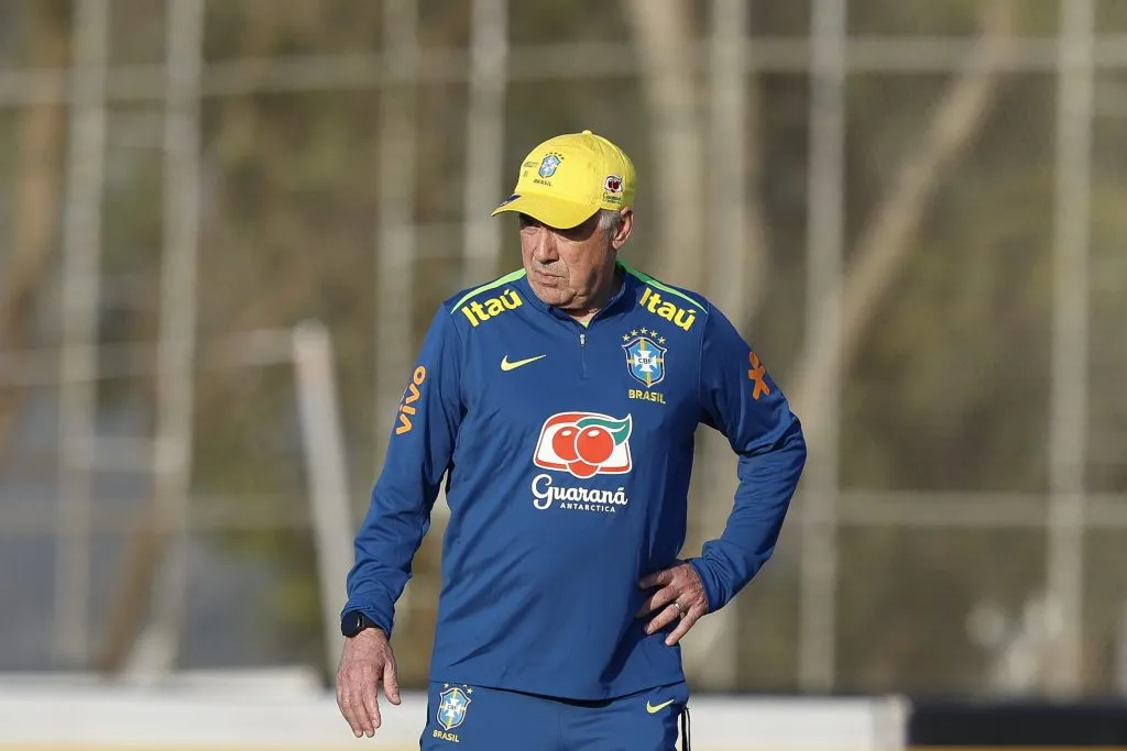 Carlo Ancelotti, experimentado director técnico italiano de la Selección de Brasil, durante un entrenamiento. (Getty Images)