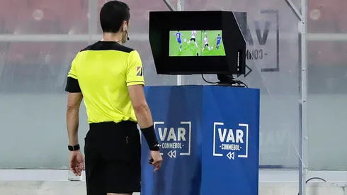 El árbitro Andrés Rojas revisando una jugada vía VAR, que cambiará su funcionamiento.