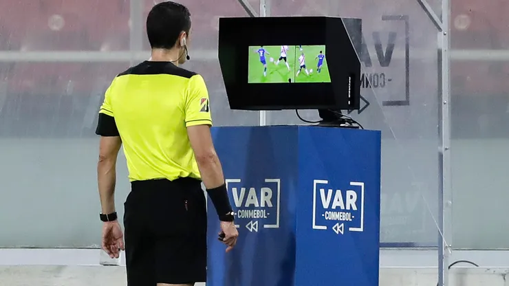 El árbitro Andrés Rojas revisando una jugada vía VAR, que cambiará su funcionamiento.