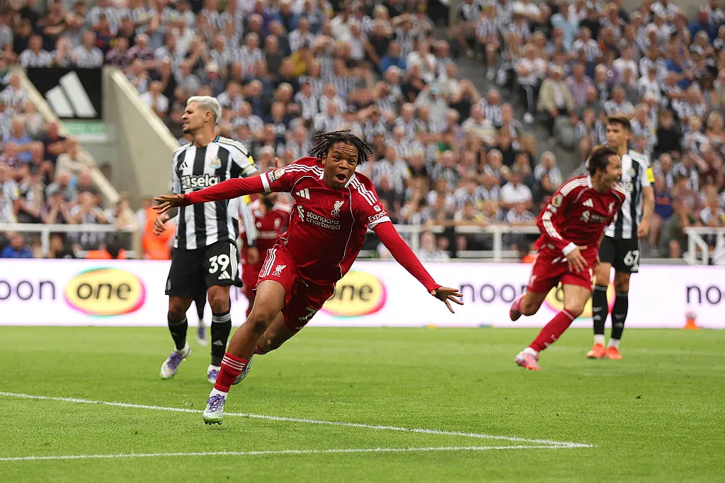 Rio Ngumoha hizo historia en la Premier y salvó al Liverpool (Getty Images)