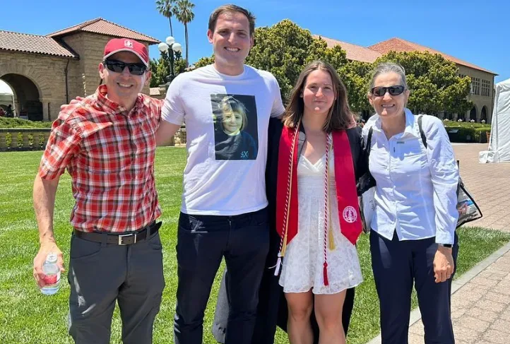 Axel Geller junto a su familia en Stanford. (Foto: @acelgeller).