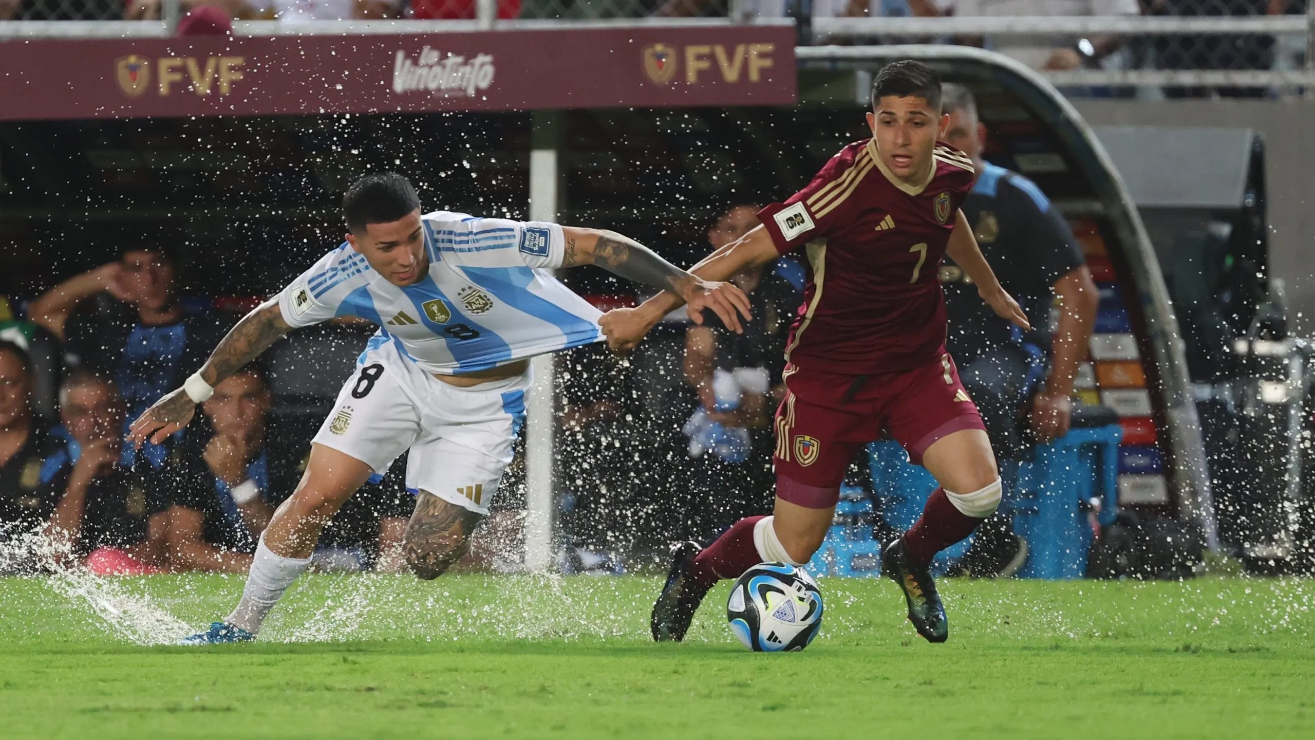 Enzo Fernández y Jefferson Savarino en el último cruce Argentina vs. Venezuela (Getty).
