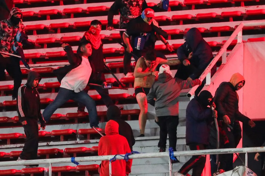 Violentos hinchas de Independiente desnudaron a uno de los U de Chile. (Foto: Getty).