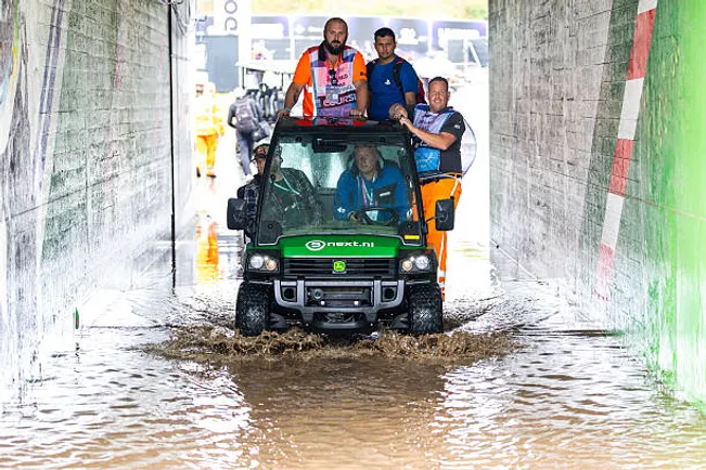 Cruzar zonas del circuito es imposible a pie, por lo que deben usarse vehículos para trasladarse.