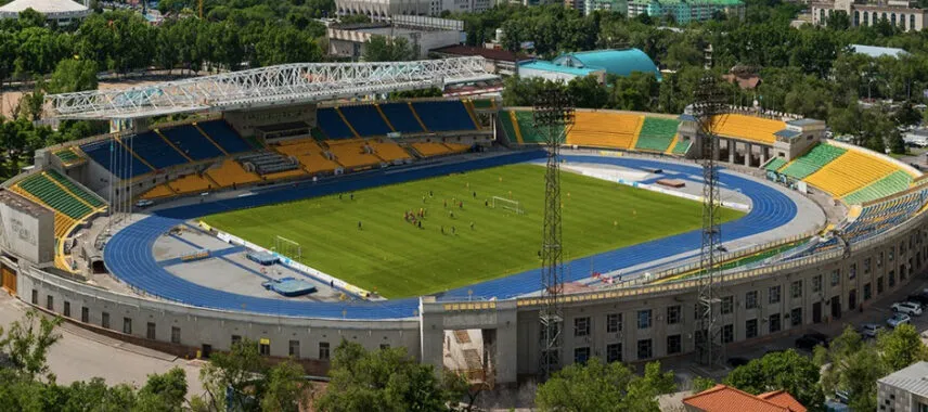 El Estadio Central de Almaty está a 275km de China.