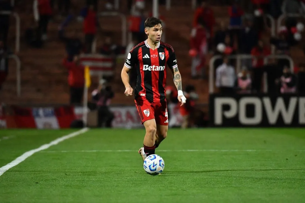 Gonzalo Montiel con pelota dominada. (Foto: Prensa River)