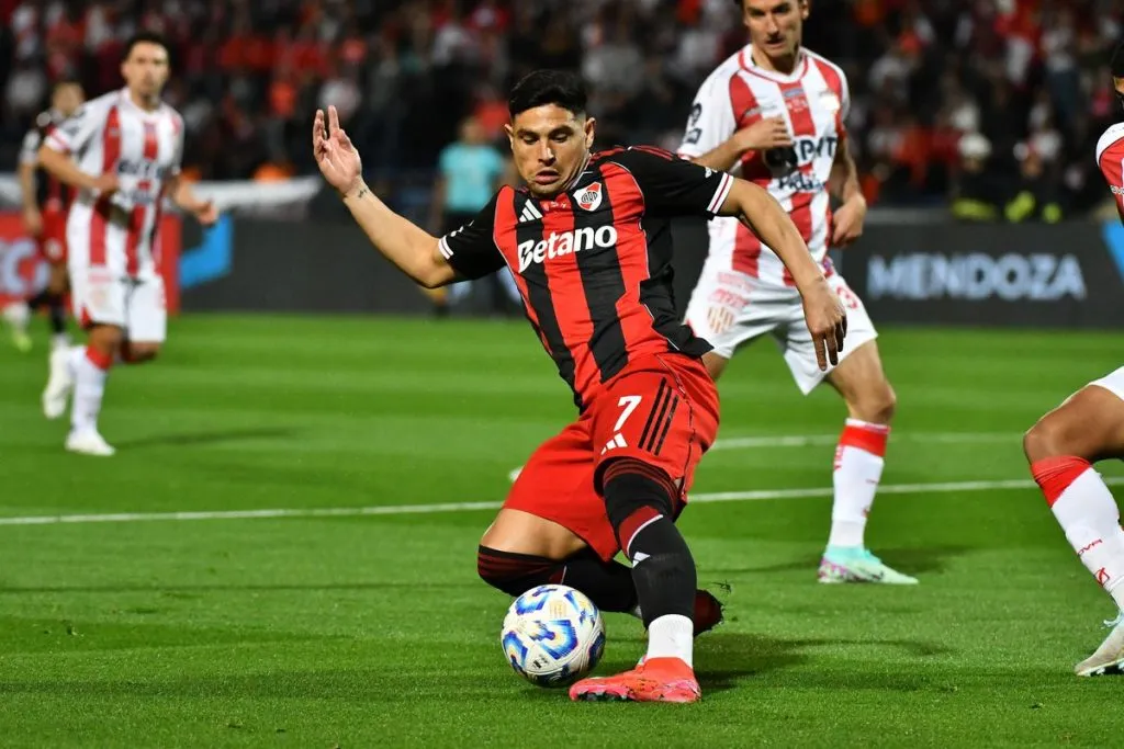 Maxi Salas, batallando como todo el partido. (Foto: Prensa River)