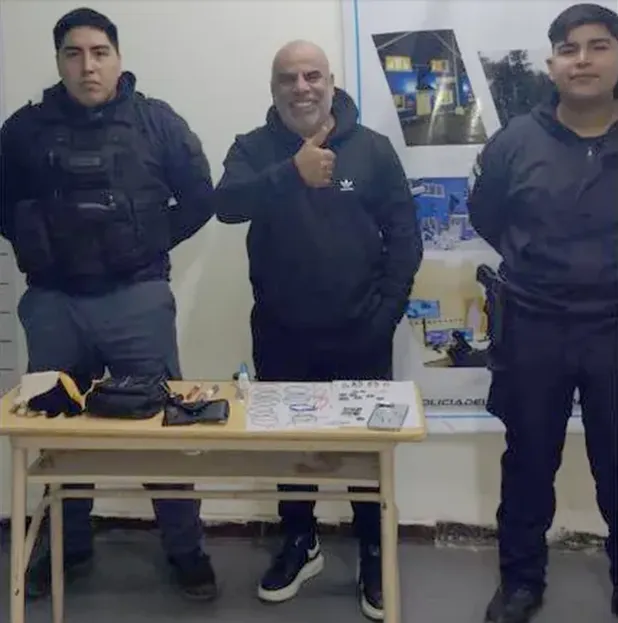 Serna posó con los uniformados. (Foto: LM Neuquén)