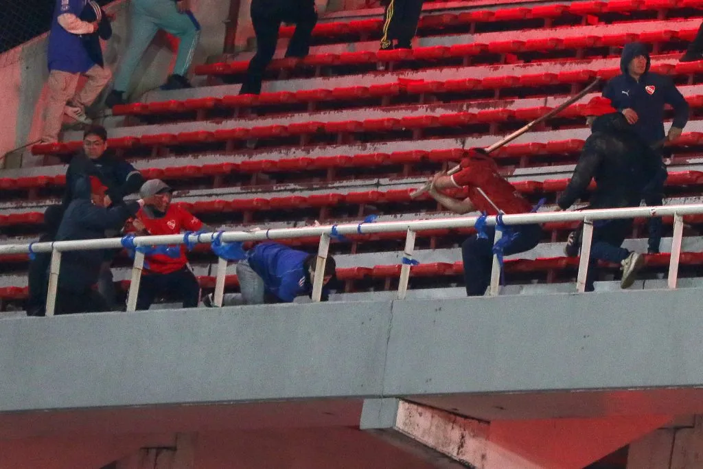 Hinchas de Independiente agreden a los de la U de Chile. (Foto: Getty).