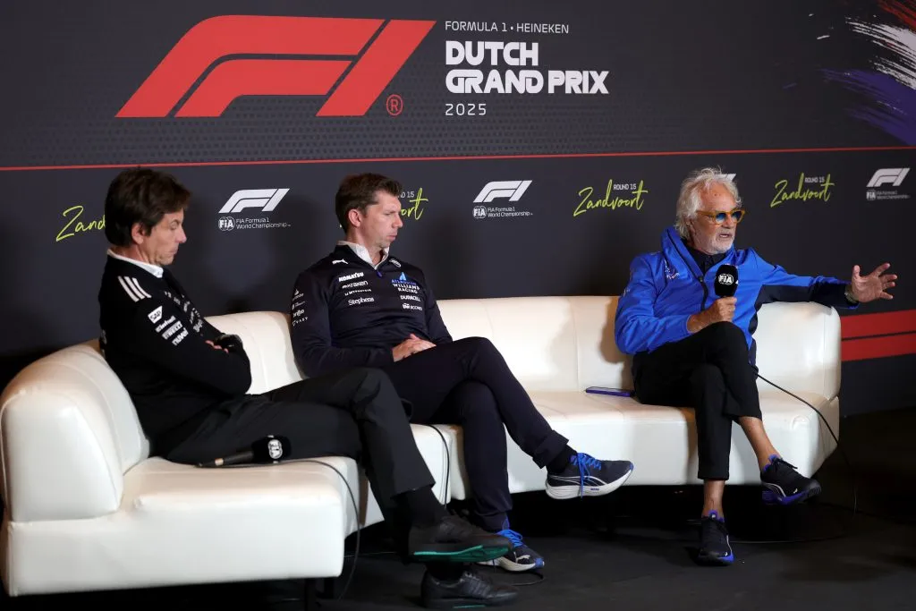 James Vowles y Flavio Briatore, junto con Toto Wolff, en la conferencia de prensa de la F1 en Países Bajos (Getty)