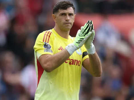 Tras ser ignorado por un Manchester United en crisis, Dibu Martínez interesa en un equipo de la Champions League