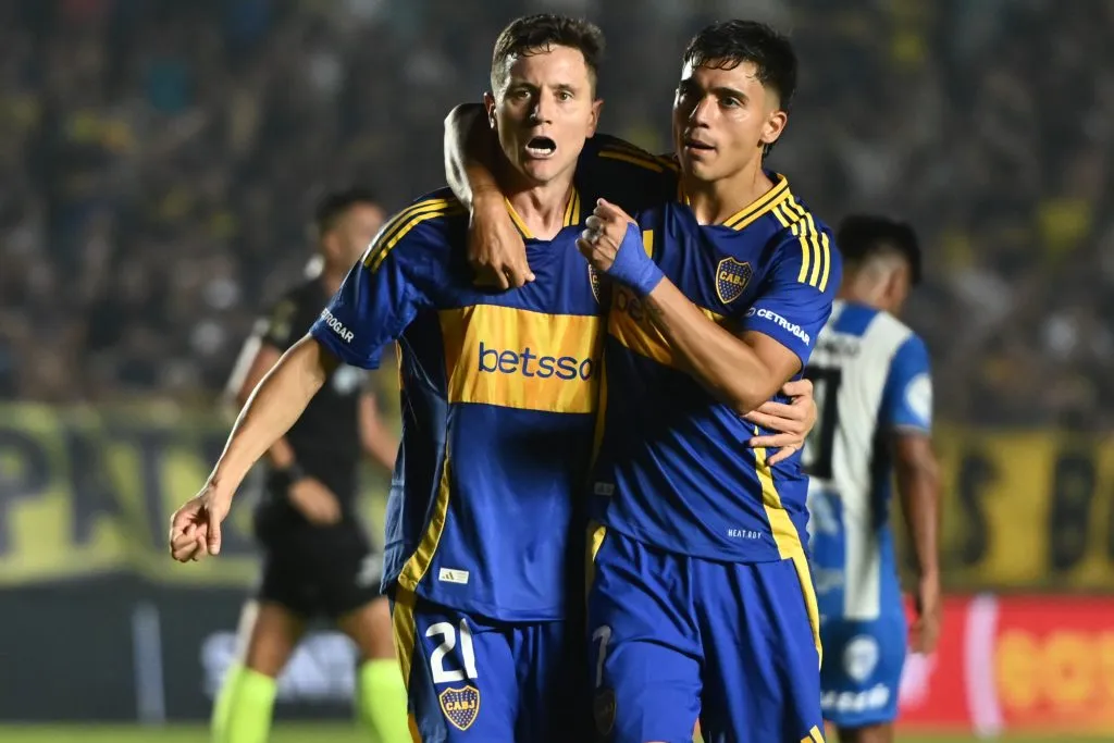 Ander Herrera junto a Exequiel Zeballos, ambos futbolistas de Boca Juniors en un encuentro por Copa Argentina. (Getty Images)