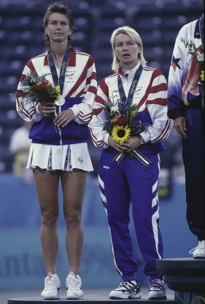 Sukova y Novotna en Atlanta 96 luego de ganar la medalla de plata. (Foto: Getty).