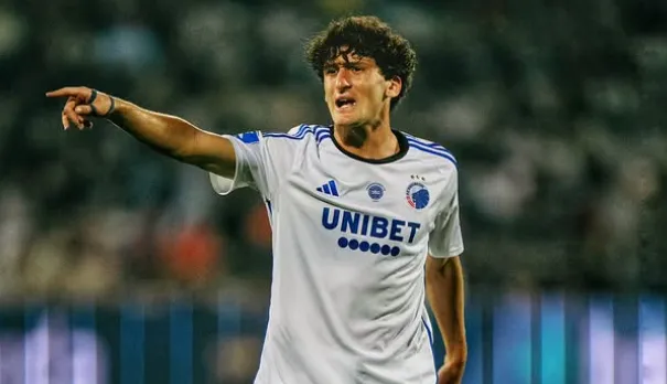 Mateo Tanlongo con la camiseta de Copenhague de Dinamarca durante un encuentro oficial. (@mateotanlongo)