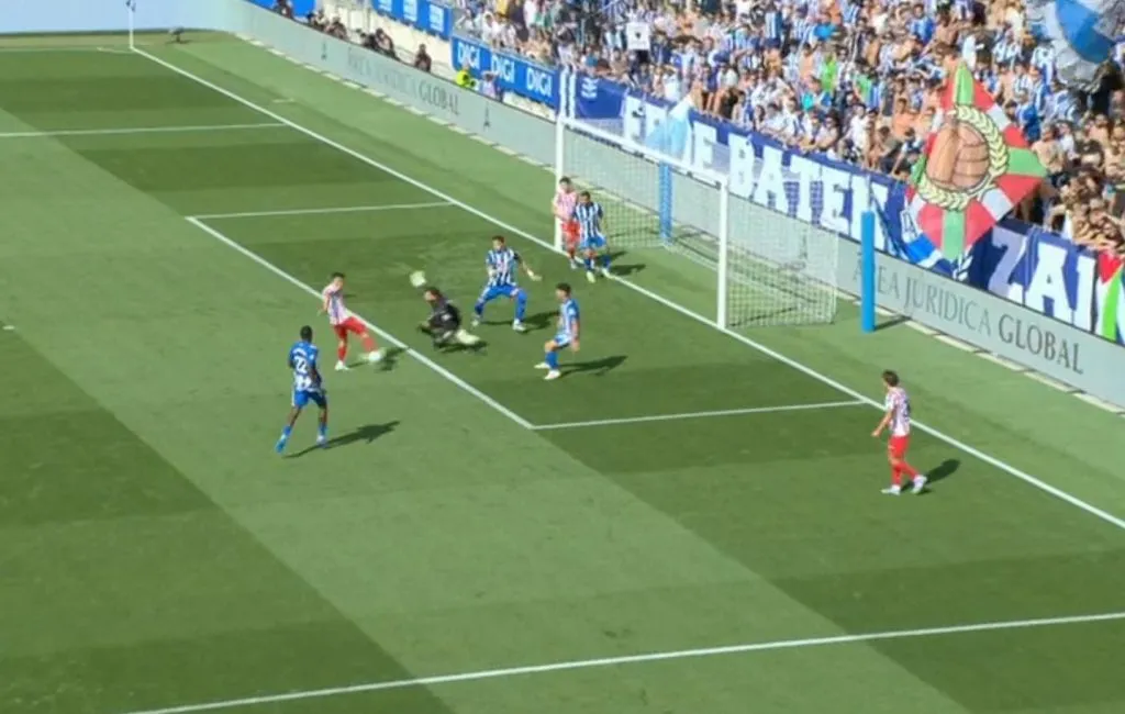 El fuera de juego de Giuliano Simeone vs. Alavés.