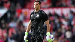 Ante el mal inicio en la temporada 2025/2026, el Manchester United retomó las conversaciones con el Dibu Martínez.