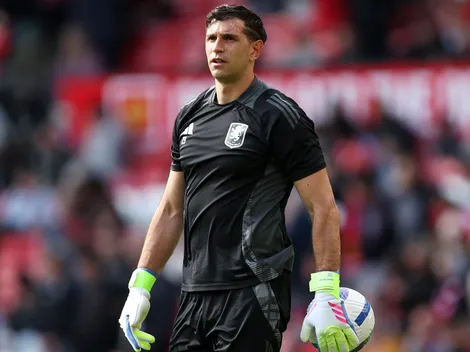 Manchester United, en crisis, se arrepiente y busca auxilio en Dibu Martínez