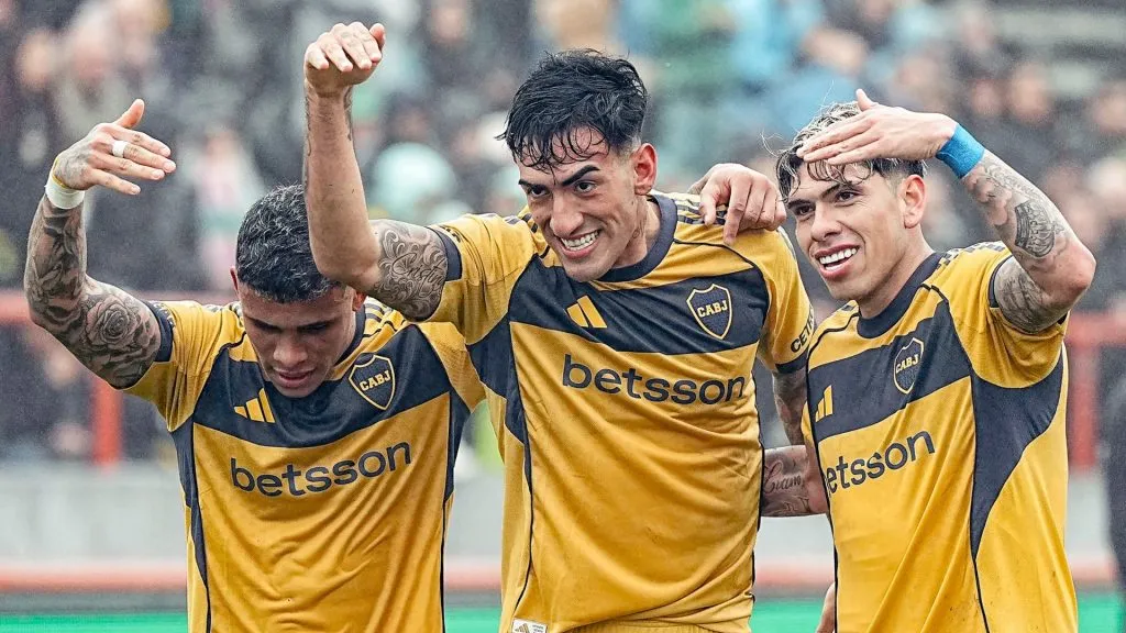 Los jugadores de Boca celebran el gol de Lautaro Di Lollo.