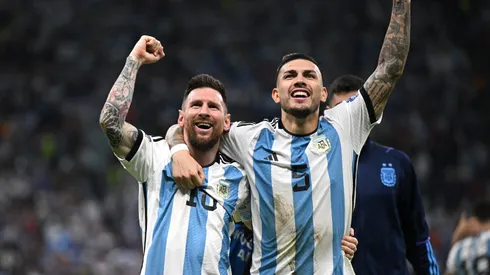Lionel Messi y Leandro Paredes tras ganar la Copa del Mundo 2022 en Qatar con la Selección Argentina.