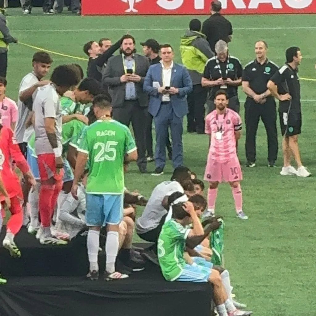 En soledad, Messi observó la celebración de Seattle Sounders (@FootballFactly).