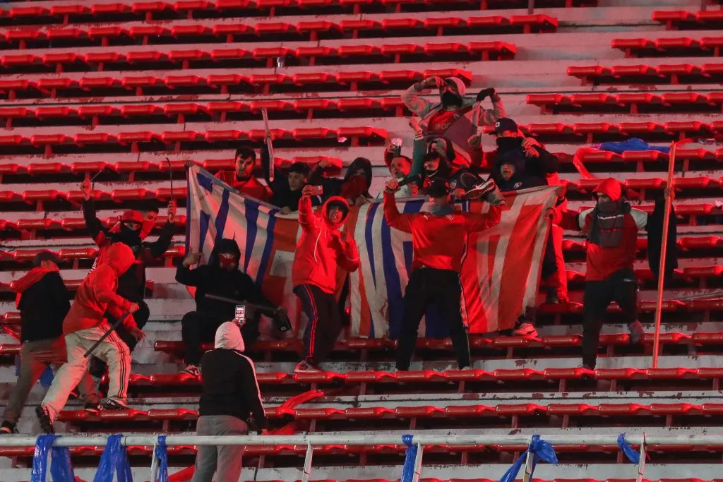Imágenes de la violencia en cancha de Independiente el pasado 20 de agosto. (Foto de Getty).
