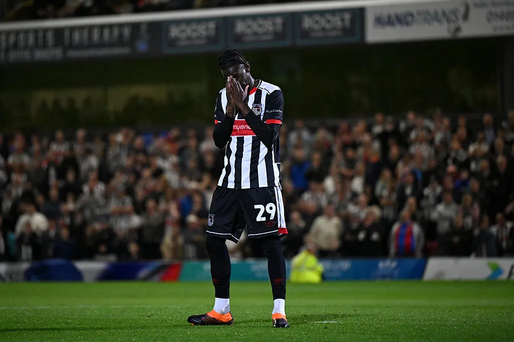 Clarke Oduor fue inscripto segundos después del plazo, jugó igual, erró su penal y terminó festejando la clasificación histórica del Grimsby. (Getty)