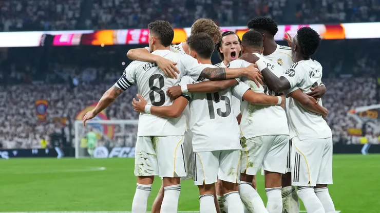 Los jugadores del Real Madrid celebran un gol ante Real Oviedo.