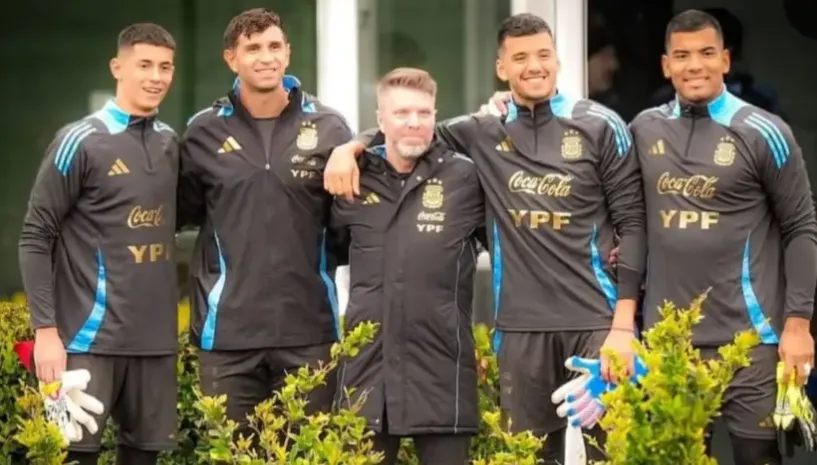 José Alberto Castelau junto al grupo de arqueros de la Selección Argentina. Instagram Gerónimo Rulli.