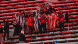 Los hinchas de Independiente con una bandera robada de la U de Chile