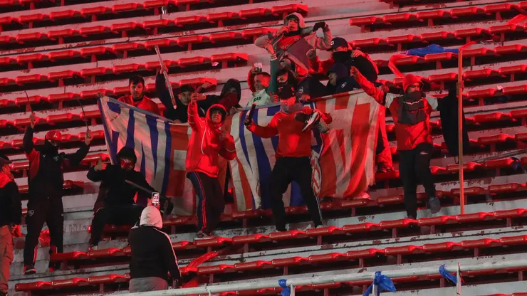 Los hinchas de Independiente con una bandera robada de la U de Chile