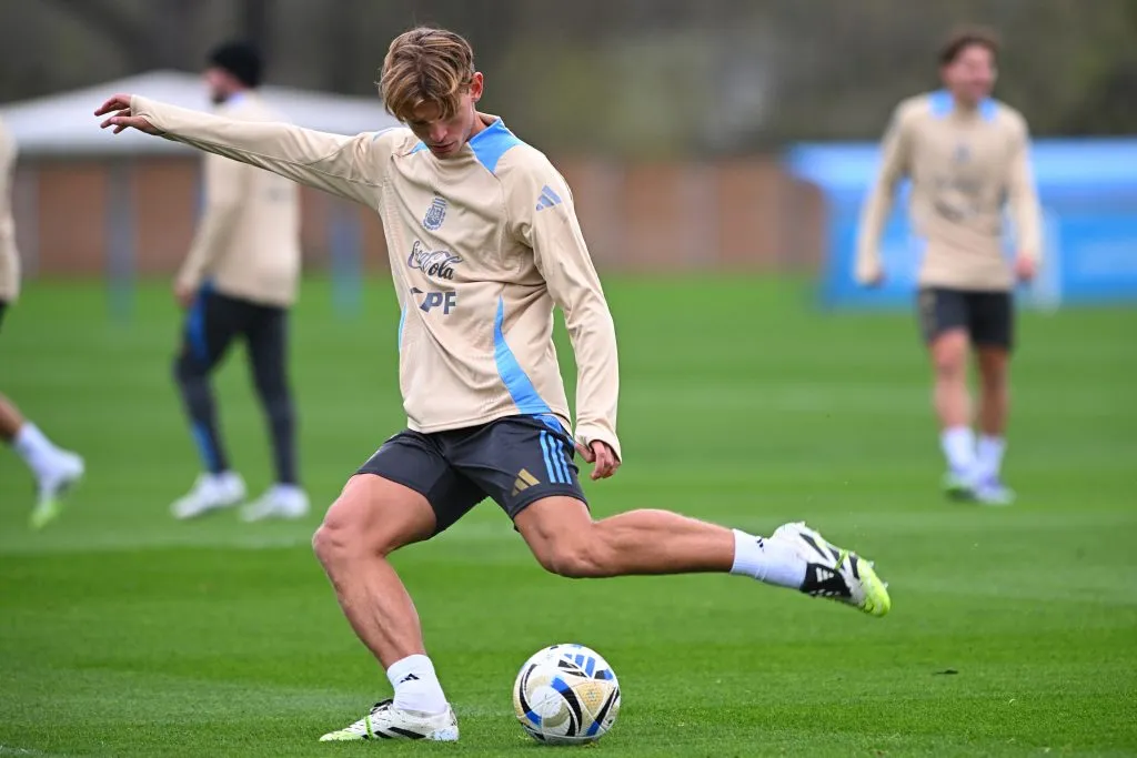 Nico Paz suma chances de tener su segunda titularidad con la Selección Argentina. (Foto de Getty)