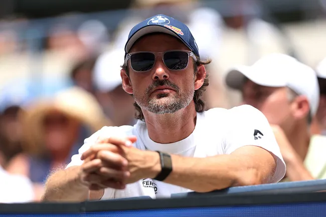 Juan Carlos Ferrero ve a Alcaraz mejor que nunca en términos de confianza y solidez. (Getty)