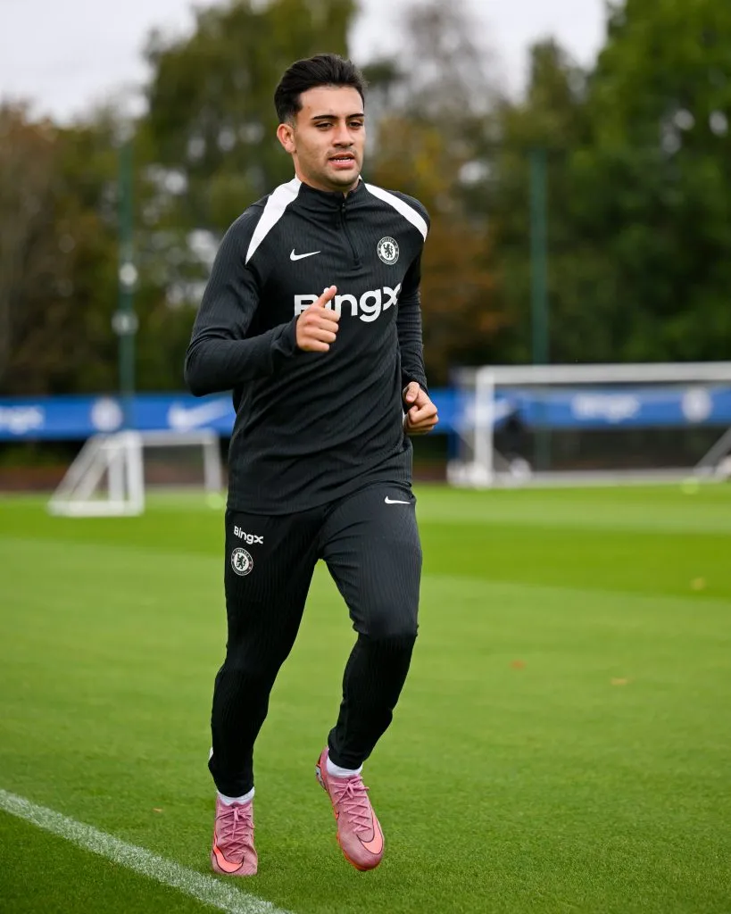 Facundo Buonanotte entrenando con Chelsea. (Foto: Twitter @ChelseaFC_Sp)